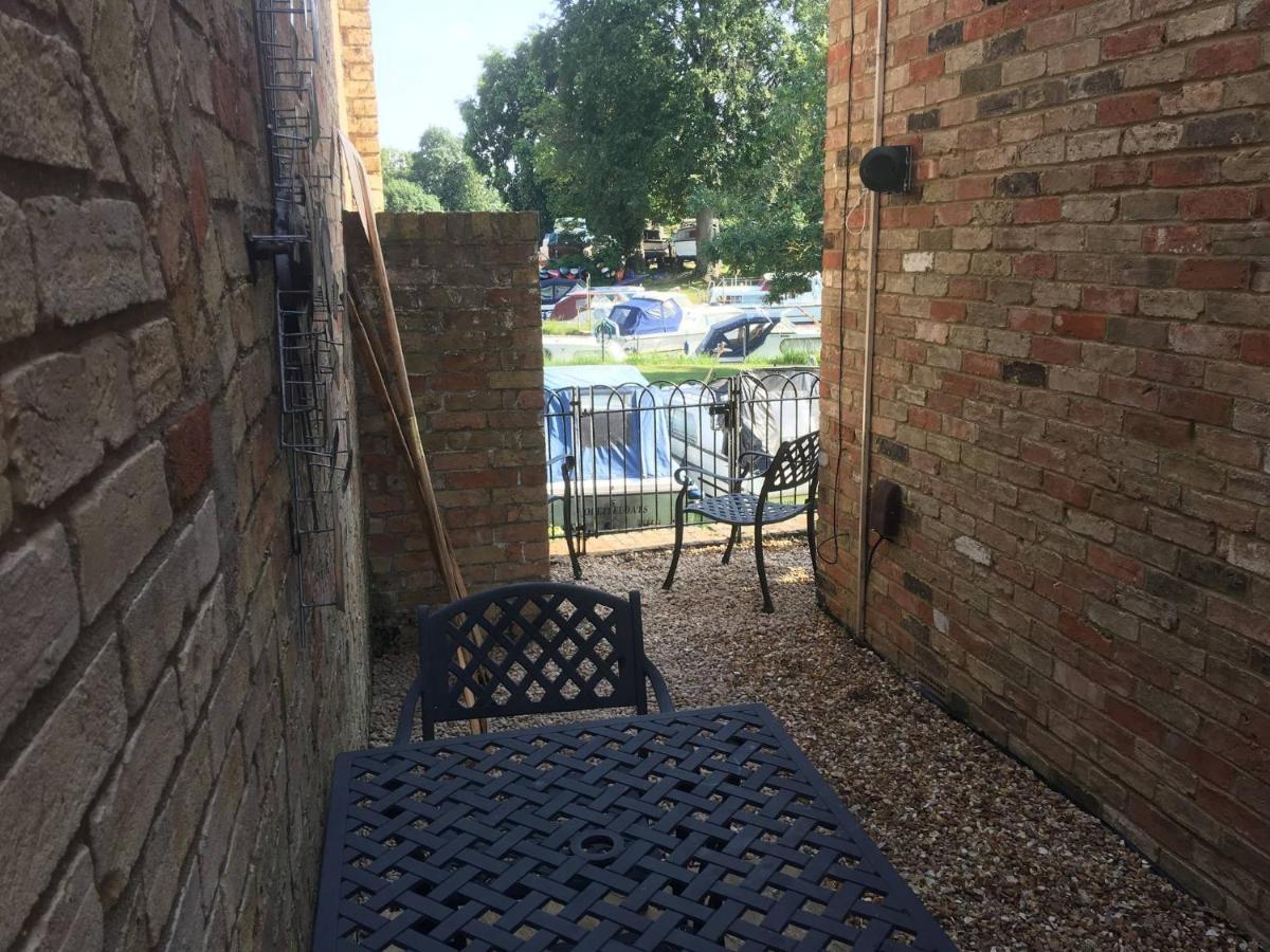 River Courtyard Apartment In The Heart Of Stneots Saint Neots Eksteriør bilde